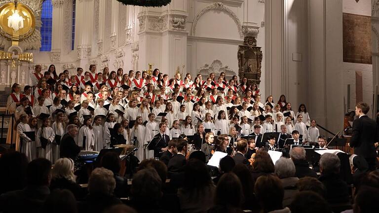 Die Mädchenkantorei am Würzburger Dom lädt am 11. Dezember zum Adventskonzert.