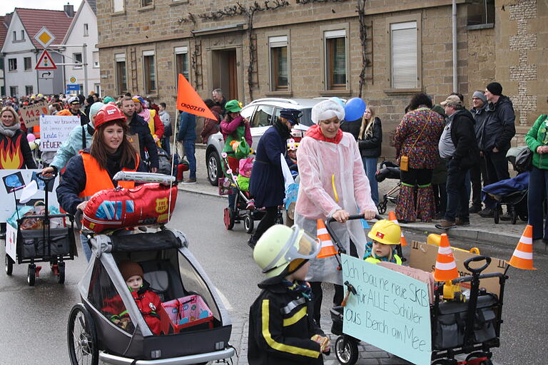 Bunte Fußgruppen sorgten für gute Stimmung. Bunte Fußgruppen sorgten für gute Stimmung.