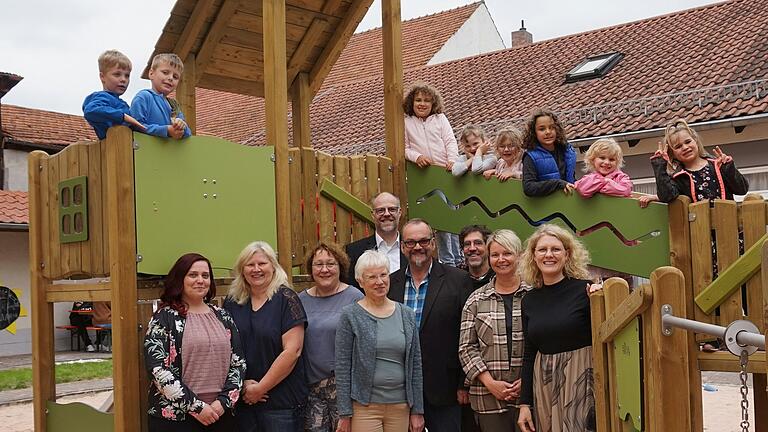 Alle SVE-Mitarbeiterinnen mit einigen SVE-Kindern, sowie Gabriele Arnd, Schulleitung (4. von links), Pfarrer Thomas Menzel (5.von links), Martin Link, Bürgermeister Stockheim (4.von rechts), Pfarrer Simon Dürr (3. von rechts) und Katharina Nöth, SVE Leitung (1.von rechts).