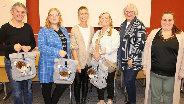 Sichtbare Freude bei den ersten Kinderpatinnen und den Verantwortlichen des Projektes: Mechthild Krämer, Marion Scheuring, Sabine Laschinski-Mitnacht, Ina Schneider-Stössel, Astrid Glos und Lisa Kriesinger von der AWO.