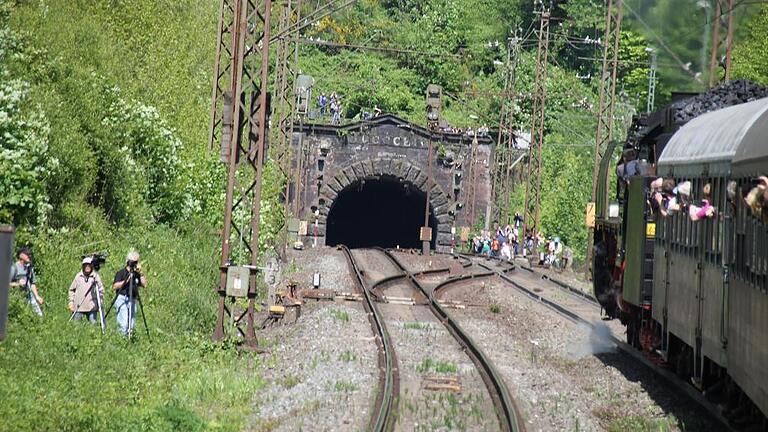 Die letzte Fahrt einer Dampflok auf der Spessartrampe zwischen Laufach und Heigenbrücken sowie durch den Schwarzkopftunnel.