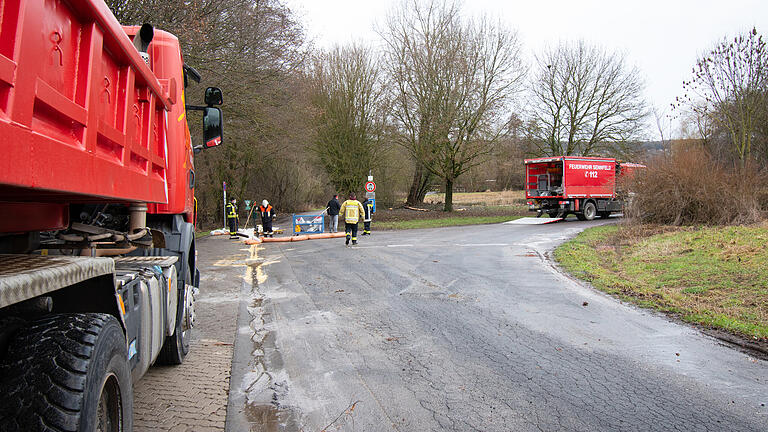 Ausgelaufenes Öl aus der Hydraulikanlage eines Traktors sorgte in Sennfeld am Freitagvormittag für einen Großeinsatz von Feuerwehr und Technischem Hilfswerk.