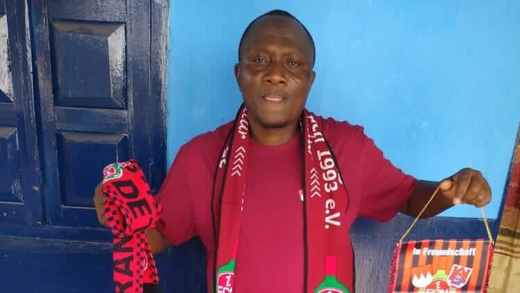 Stolz präsentiert Abdel Traore einen Teil der erhaltenen Fanclubartikel. Stolz präsentiert Abdel Traore einen Teil der erhaltenen Fanclubartikel.