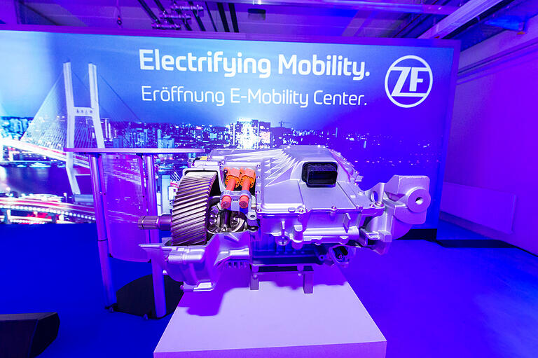2019 eröffnete ZF das E-Mobility-Center in Schweinfurt. Motto : 'The Future ist Electric' – die Zukunft ist elektrisch. 2019 eröffnete ZF das E-Mobility-Center in Schweinfurt. Motto : 'The Future ist Electric' – die Zukunft ist elektrisch.