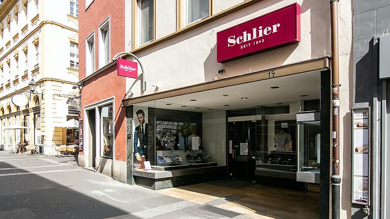 Im Würzburger Modehaus Schlier erwarten Kunden offene Türen, einzig die Öffnungszeiten könnten verkürzt werden. Im Würzburger Modehaus Schlier erwarten Kunden offene Türen, einzig die Öffnungszeiten könnten verkürzt werden. 