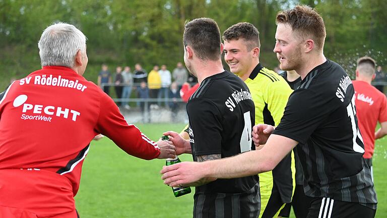 Andreas Miller (rechts) bejubelte mit seinen Mitspielern am 1. Mai den 2:1-Erfolg im Kreispokal-Finale gegen den TSV Münnerstadt.