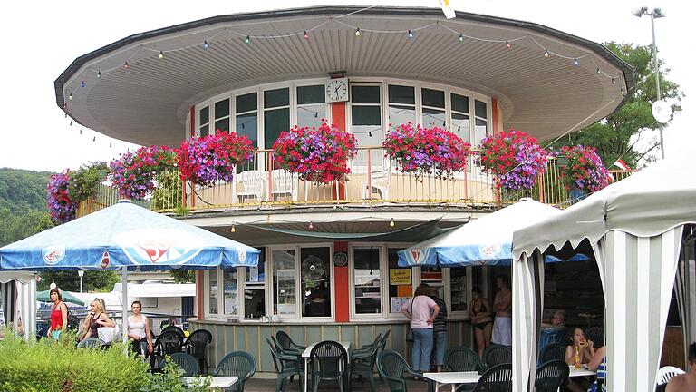 Der Rondello-Pavillon war lange Zeit das Markenzeichen des Karlstadter Freibades. Der Rondello-Pavillon war lange Zeit das Markenzeichen des Karlstadter Freibades.