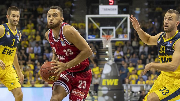 Brekkott Chapman, hier beim Saisonauftakt in Oldenburg (links Braydon Hobbs, rechts Philipp Schwethelm, wird den Baskets monatelang fehlen. Brekkott Chapman, hier beim Saisonauftakt in Oldenburg (links Braydon Hobbs, rechts Philipp Schwethelm, wird den Baskets monatelang fehlen. 