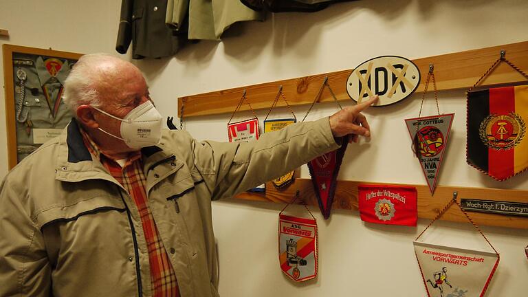 Im Müll gefunden hat Adolf Kreuzpaintner dieses DDR-Schild. Dessen Eigentümer hatte offenbar zunächst die Buchstaben durchkreuzt und nur ein D für Deutschland übrig gelassen, sich dann aber letzten Endes doch ganz des Schildes entledigt. Fotos: Rebecca Vogt       -  Im Müll gefunden hat Adolf Kreuzpaintner dieses DDR-Schild. Dessen Eigentümer hatte offenbar zunächst die Buchstaben durchkreuzt und nur ein D für Deutschland übrig gelassen, sich dann aber letzten Endes doch ganz des Schildes entledigt. Fotos: Rebecca Vogt