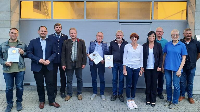 Die Geehrten (von links): 25 Jahre Sven Giller, Bürgermeister Michael Hombach, Kommandant Markus Kübert, 40 Jahre Robert Kraft, 50 Jahre Rudi Fromm, 50 Jahre Helmut Breidenbach, 25 Jahre Petra Rösch, 30 Jahre Kassiererin Anette Hartmann, 50 Jahre und Vorsitzender Bernd Kübert, 25 Jahre Beisitzerin Gabi Kraft, Kreisbrandmeister Stefan Strohmenger. Die Geehrten (von links): 25 Jahre Sven Giller, Bürgermeister Michael Hombach, Kommandant Markus Kübert, 40 Jahre Robert Kraft, 50 Jahre Rudi Fromm, 50 Jahre Helmut Breidenbach, 25 Jahre Petra Rösch, 30 Jahre Kassiererin Anette Hartmann, 50 Jahre und Vorsitzender Bernd Kübert, 25 Jahre Beisitzerin Gabi Kraft, Kreisbrandmeister Stefan Strohmenger.