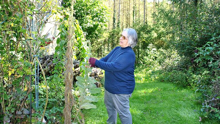 Helena Eberlein hat am Ortsrand von Trappstadt ein Vogelparadies geschaffen. Helena Eberlein hat am Ortsrand von Trappstadt ein Vogelparadies geschaffen.