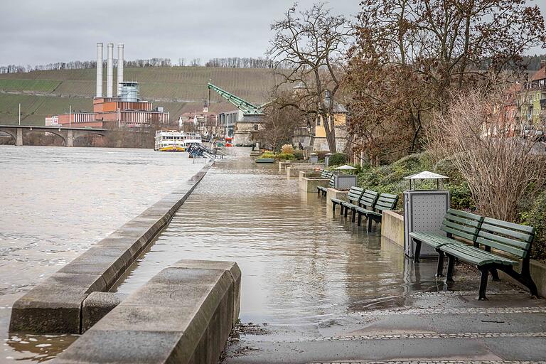 Der Fluss verlässt auch in der Stadt sein Bett. Hier an der Mainpromenade zwischen Alter Mainbrücke und dem Alten Kranen. Der Fluss verlässt auch in der Stadt sein Bett. Hier an der Mainpromenade zwischen Alter Mainbrücke und dem Alten Kranen.