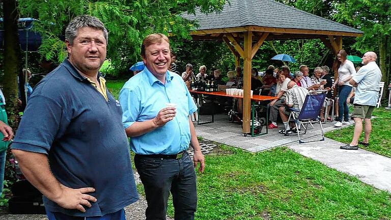Kurdirektor Werner Angermüller (Zweiter von links), hier mit Haustechniker Marko Hahn eröffnete den neuen Gartenpavillon. Kurdirektor Werner Angermüller (Zweiter von links), hier mit Haustechniker Marko Hahn eröffnete den neuen Gartenpavillon.