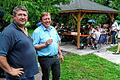 Kurdirektor Werner Angermüller (Zweiter von links), hier mit Haustechniker Marko Hahn eröffnete den neuen Gartenpavillon.