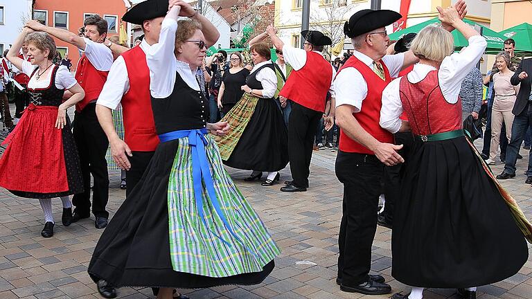 Auch die Volkstanzgruppe beteiligte sich an dem Fest in der Ortsmitte.