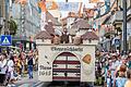Peter Heil rettete am 27. März 1645 Bad Kissingen vor den Schweden: Er hatte die Idee Bienenkörbe von der Stadtmauer auf die Angreifer zu werfen. Beim Rakoczy-Festzug in Bad Kissingen grüßt er (dargestellt von Christian Kessler) die Besucherinnen und Besucher.
