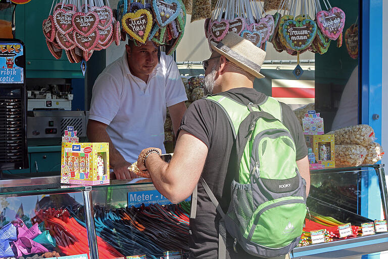 Am Süßigkeitenstand führt am Volksfest kein Weg vorbei - Kostensteigerung hin oder her. Am Süßigkeitenstand führt am Volksfest kein Weg vorbei - Kostensteigerung hin oder her.