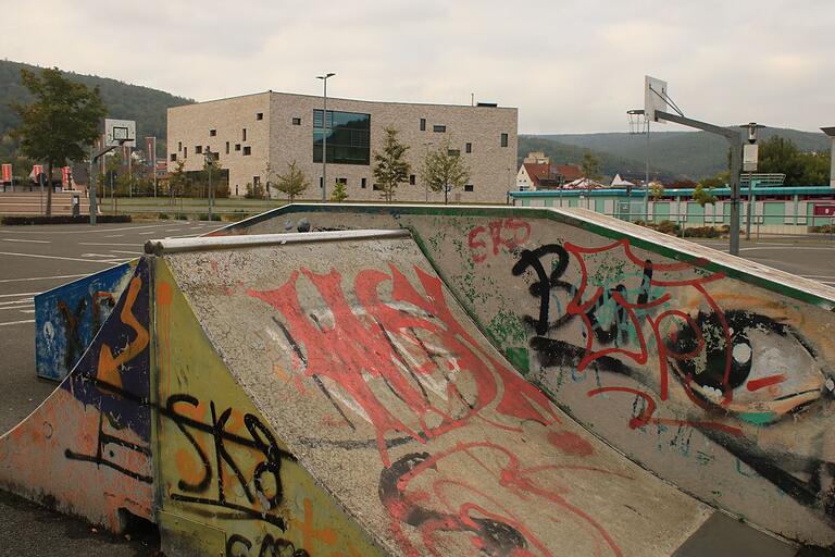 Auch Bürgermeister Mario Paul weiß, dass der Skaterplatz in Lohr 'durch' ist, seine Sanierung längst überfällig und von Jugendlichen auch gewünscht. Ende April soll in einer Stadtratsklausur über die Zukunft des Projekts entschieden werden.