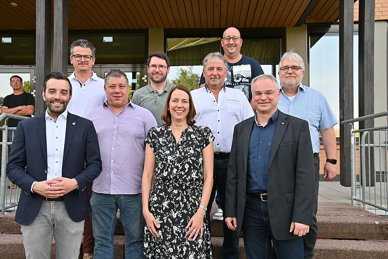 Bürgermeister Johannes Leibold (links) mit den Ortsvorstehern und ihren Stellvertretern, von links: Dominik Kunz, Ralf Schieß, Johannes Berberich, Christina Häusler, Hubert Kraus, Christian Kretzer, Dr. Sven Schultheiß, Peter Weingärtner.