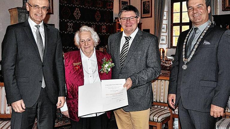 Landrat Wilhelm Schneider (von links) gratulierte Olga Guerra. Mit auf dem Bild: Innenstaatssekretär Gerhard Eck und Bürgermeister Dieter Möhring.