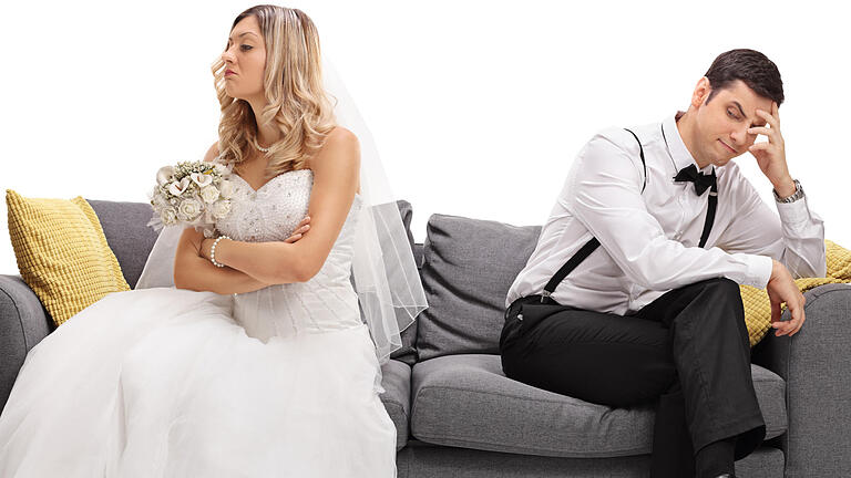 Newlywed coupe arguing with each other - Auf mehr als 500 Hochzeiten hat der Hamburger Hochzeits-DJ Thomas Sünder aufgelegt. Dabei hat er so manche Hochzeitskatastrophe erlebt, verrät er im Interview. Newlywed coupe arguing with each other - Auf mehr als 500 Hochzeiten hat der Hamburger Hochzeits-DJ Thomas Sünder aufgelegt. Dabei hat er so manche Hochzeitskatastrophe erlebt, verrät er im Interview.