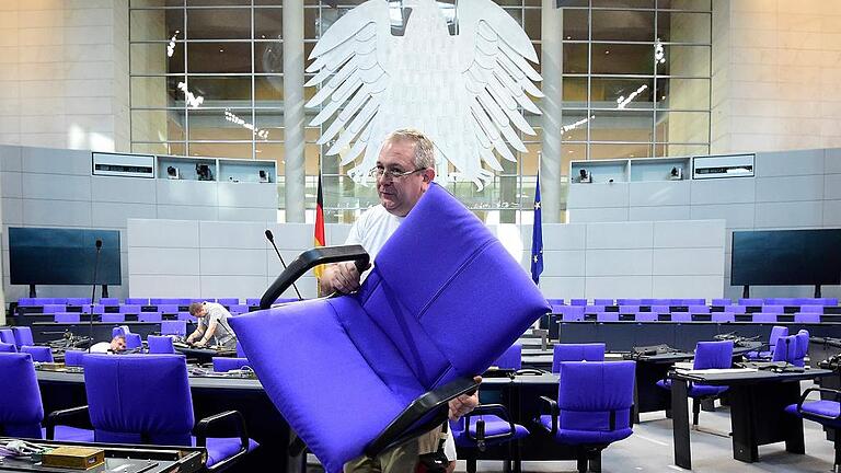 GERMANY-PARLIAMENT       -  Eine Woche vor der konstituierenden Sitzung des neuen Bundestages am 24. Oktober sind die Umbauten im Plenarsaal in vollem Gange. Zumindest für die erste Sitzung des Parlaments wurde die Sitzordnung festgelegt. So muss die FDP trotz aller Proteste neben der AfD sitzen.