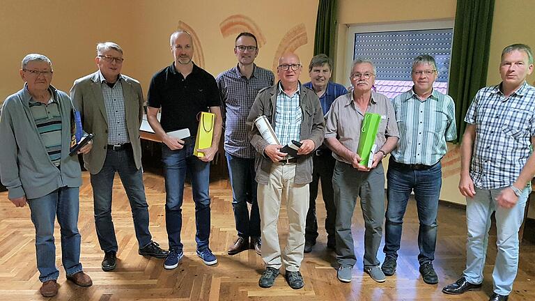 Die alte und die neue Vorstandschaft des NABU Kreisverbands Main-Tauber (von links): Rudi Schneider, Wolfgang Dornberger, Frank Mützel, Michael Hökel, Michael Salomon, Karl-Heinz Ott, Rudi Link, Klaus Groß und Jürgen Hönninger.