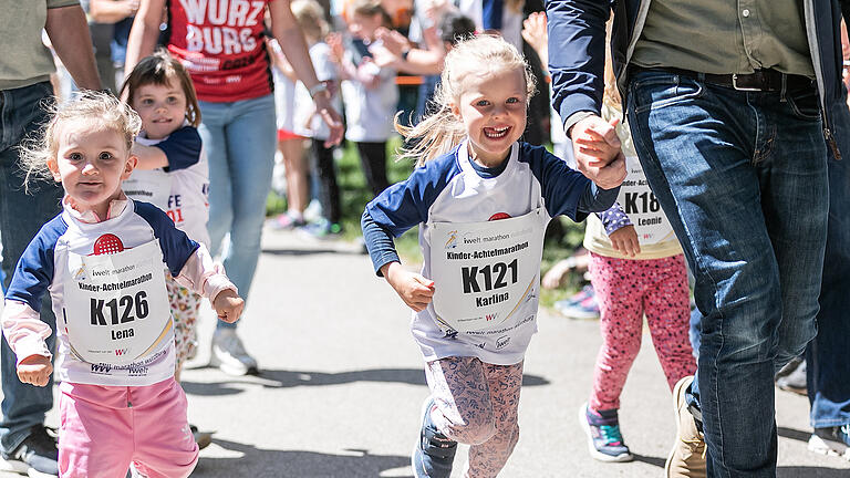 Rund 200 Teilnehmer bei den iWelt Kinder- und Schülerläufen am Samstag 28.05.22 im Ringpark in Würzburg.