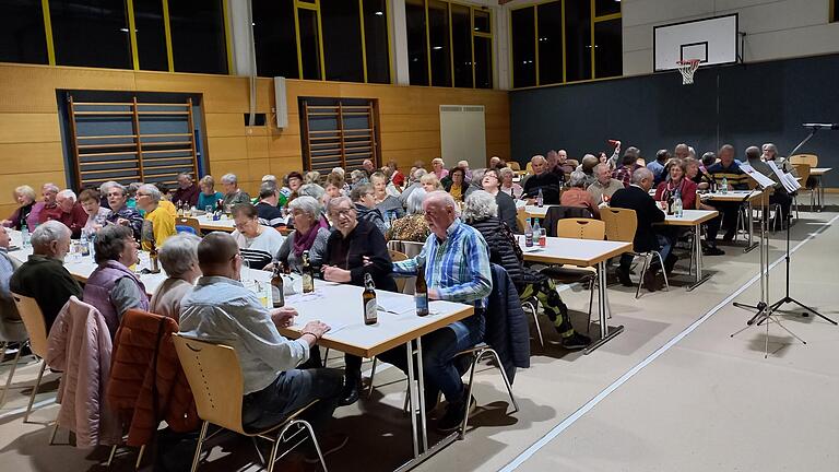 Der Kirchenchor Cäcilia Kleineibstadt erfreute sich wieder über zahlreiche Sängerinnen und Sänger, die zum 18. Wirtshaussingen nach Kleineibstadt in die sehr schön geschmückte Festhalle gekommen waren. Bei Walzern und Stimmungsliedern, begleitet von Franz und Gerd, kam keine Langeweile auf. Viele Besucher meldeten sich wieder zum nächsten Termin im März an.