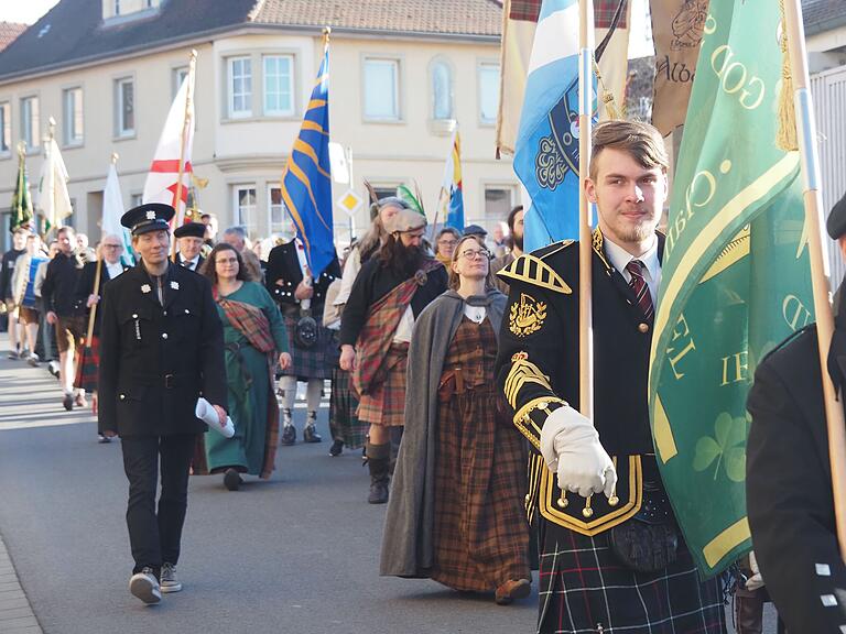 Die fränkisch-irische Polizei war beim Umzug mit dabei. Die fränkisch-irische Polizei war beim Umzug mit dabei.