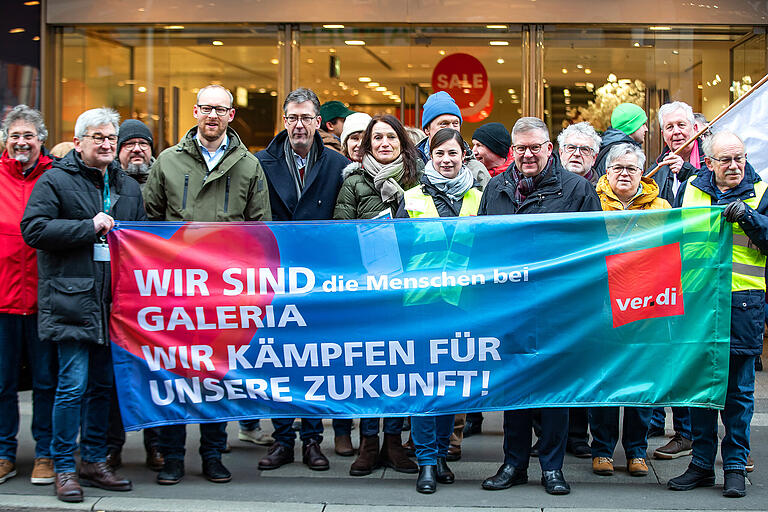 &nbsp;OB Christian Schuchardt (vorn, 3. von links) bei einer Aktion zum Erhalt des Würzburger Galeria Kaufhofs 2023 in der Schönbornstraße.&nbsp;