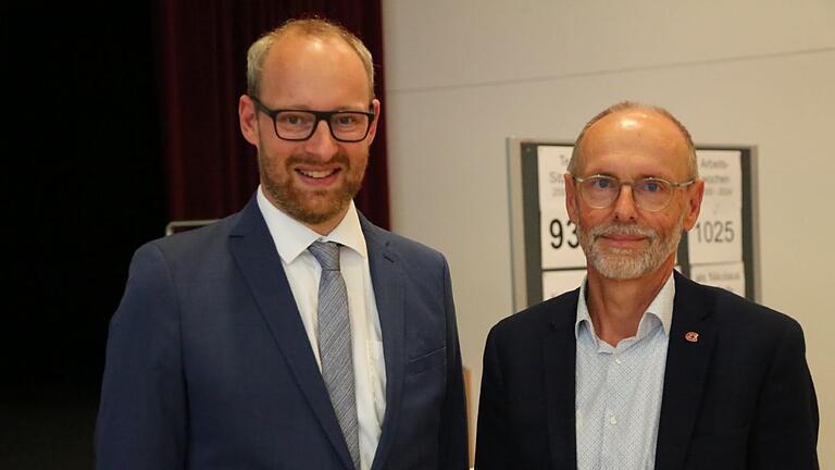 Jürgen Krückel, der ehemalige Leiter des Bildungsbereichs des Generationenzentrums, (rechts) und Alexander Kolbow, der neue Leiter.