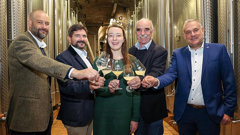 Zogen im staatlichen Hofkeller in Würzburg Bilanz der Weinlese 2024 (von links): Christoph Ruck, Ralf Schwarz, Weinkönigin Lisa Lehritter, Artur Steinmann und Matthias Mend.&nbsp;