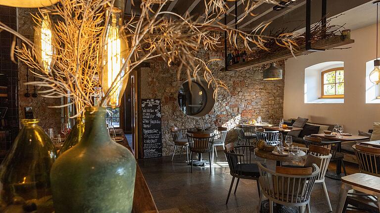 In der Weinstube des Hotel Meintzinger sind nicht nur die Übernachtungsgäste zu einem Schoppen und einer Brotzeit willkommen. In der Weinstube des Hotel Meintzinger sind nicht nur die Übernachtungsgäste zu einem Schoppen und einer Brotzeit willkommen.