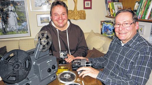 Wie der Vater so der Sohn: Hans-Peter (links) hat mit seiner digitalen Filmkamera die Super-8-Filme seines Vaters Peter Schonder abgefilmt. Seit einigen Jahren stellt er seine Filme bei Youtube ins Internet. Die Ausrüstung von Hans-Peter passt in eine Hand, Peter Schonder braucht einen großen Koffer, um alle Bänder und Geräte unter zu bringen. Wie der Vater so der Sohn: Hans-Peter (links) hat mit seiner digitalen Filmkamera die Super-8-Filme seines Vaters Peter Schonder abgefilmt. Seit einigen Jahren stellt er seine Filme bei Youtube ins Internet. Die Ausrüstung von Hans-Peter passt in eine Hand, Peter Schonder braucht einen großen Koffer, um alle Bänder und Geräte unter zu bringen.