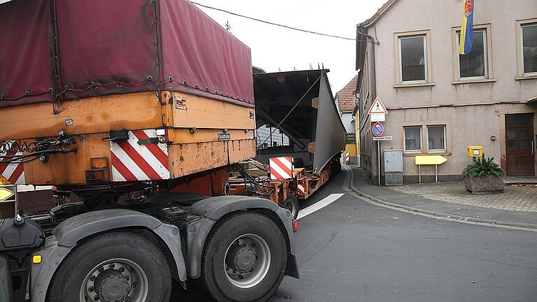 Nichts ging mehr in Mühlbach. Das lange und überbreite Gefährt schaffte die leichte Kurve nicht und musste daher rückwärts nach Laudenbach zurück. Foto: Günter Roth Nichts ging mehr in Mühlbach. Das lange und überbreite Gefährt schaffte die leichte Kurve nicht und musste daher rückwärts nach Laudenbach zurück. Foto: Günter Roth