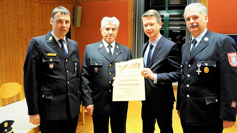 Stadtbrandrat Martin Schneier, Ehrenstadtbrandrat Dieter Becker, Oberbürgermeister Sebastian Remelé und Vorsitzender Jochen Ankenbrand.