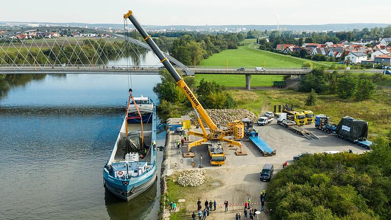 Vom Mainufer in Grafenrheinfeld wurden zwei Schaeffler-Schleifmaschinen mit einem 750-Tonnen-Kran auf ein Binnenschiff geladen.       -  Vom Mainufer in Grafenrheinfeld wurden zwei Schaeffler-Schleifmaschinen mit einem 750-Tonnen-Kran auf ein Binnenschiff geladen.