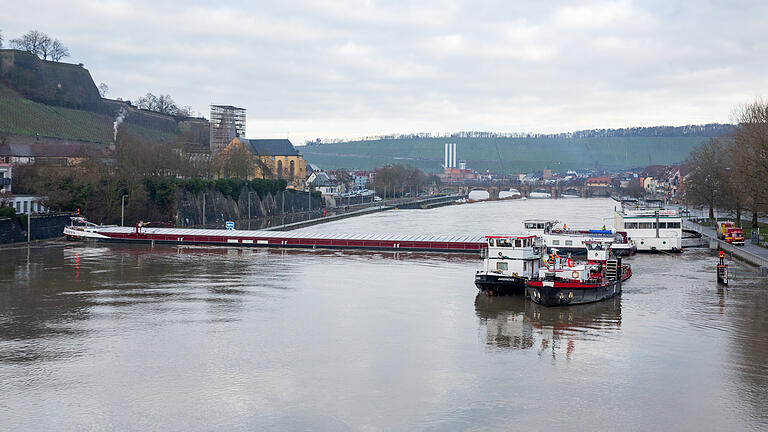 Schiffshavarie auf dem Main in Würzburg. Am 1. Weihnachtsfeiertag wurde das Schiff wieder an der Mainkuh freigelegt.