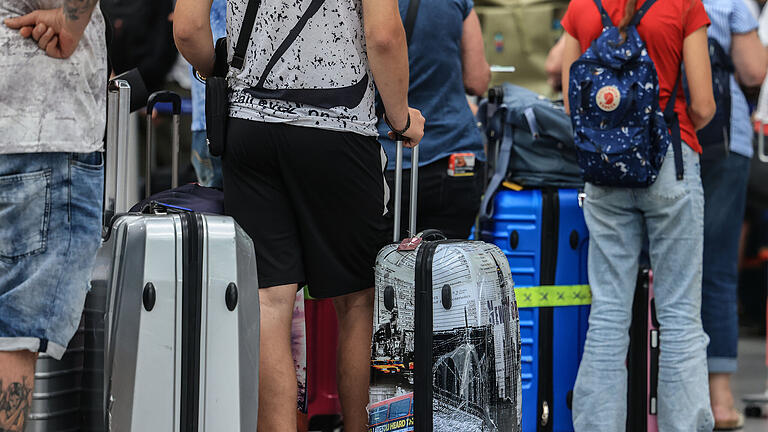 Flugzeug Ticket Fliegen teuer.jpg       -  Italien-Urlauber müssen sich in der Woche vom 10. bis 17. Juli auf zahlreiche Streiks im Flugverkehr und bei der Bahn einstellen.