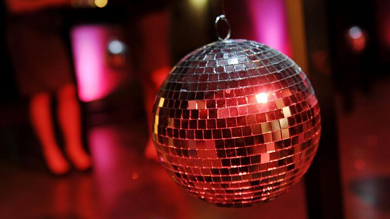 Eine Discokugel sorgt auf Partys für Glitzereffekte. Eine Discokugel sorgt auf Partys für Glitzereffekte.