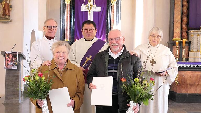 Maria Leibold (vorne links) und Bernhard Kretz (vorne rechts) wurden nach 27 Jahren als Wortgottesdienstbeauftragte von ihrem Ehrendienst von Walter Fronczek (hinten links), Diakon Kim Sel (hinten Mitte) und Hedda Oschliß, ebenfalls ehemalige Wort...       -  Maria Leibold (vorne links) und Bernhard Kretz (vorne rechts) wurden nach 27 Jahren als Wortgottesdienstbeauftragte von ihrem Ehrendienst von Walter Fronczek (hinten links), Diakon Kim Sel (hinten Mitte) und Hedda Oschliß, ebenfalls ehemalige Wortgottesdienstbeauftragte, feierlich verabschiedet.