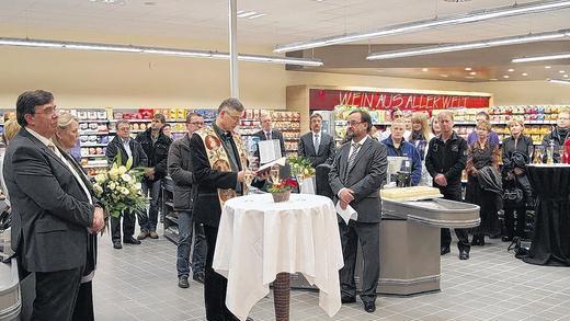 Kirchlicher Segen für den neuen Supermarkt in Lengfurt: Im Beisein vieler geladener Gäste spendete Pfarrer Matthias Wolpert den kirchlichen Segen. Rechts daneben Inhaber Bernd Kühhirt.