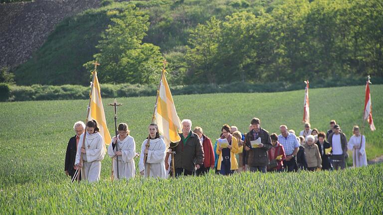 Die Gerbrunner Bittprozession in der Flur im Süden des Ortes.