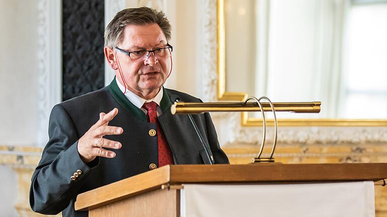 Bayerns Innenstaatssekretär Gerhard Eck hat in einem offenen Brief den grünen Landtagsabgeordneten Paul Knoblach wegen dessen Öffentlichkeitsarbeit scharf angegriffen. Bayerns Innenstaatssekretär Gerhard Eck hat in einem offenen Brief den grünen Landtagsabgeordneten Paul Knoblach wegen dessen Öffentlichkeitsarbeit scharf angegriffen. 