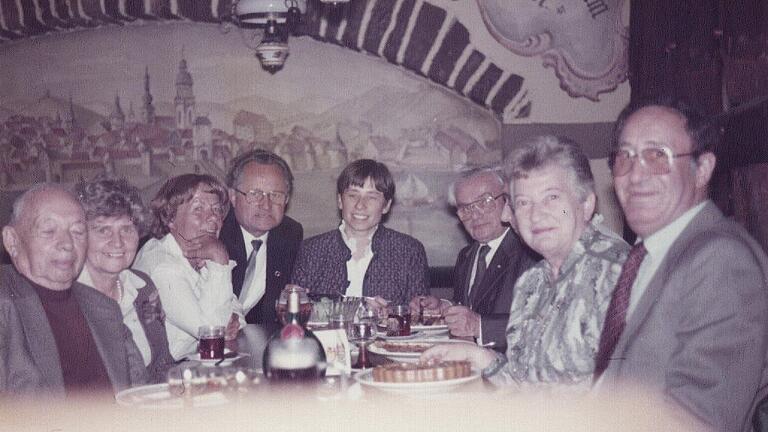 Im September 1983 tagten in einer historischen Sitzung (von links) Stephan Rothstein, Elisabeth Arndt, Gerti Hagedorn, 1. Vorsitzender Nikolaus Arndt, Gisela Bamberg, David Schuster, Leni Apfel und Samy Haberfeld.