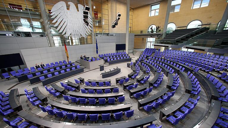 Der Deutsche Bundestag ist aktuell groß wie nie: 736 Abgeordnete umfasst das Parlament. Viel zu viele, sagen alle Parteien. Jetzt wird über eine Wahlrechtsreform debattiert.