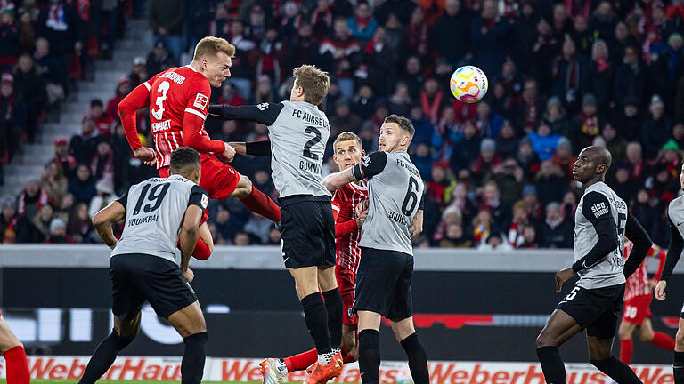 SC Freiburg - FC Augsburg       -  Freiburgs Philipp Lienhart macht das Tor zum 3:1.