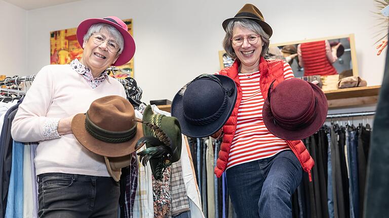 Edith Scheller (Links) und Ingrid Bach arbeiten ehrenamtlich im Fairkauf Kleiderladen vom Bayerischen Roten Kreuz.