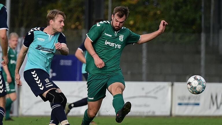 Mathias Leicht (rechts, Archivbild) und der TSV Großbardorf II sind mit einer Niederlage in die restliche Saison in der Bezirksliga Ost gestartet.